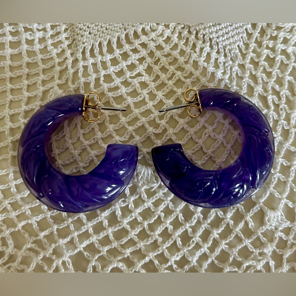 Vintage 1982 Avon Floral Hoop Pierced Earrings, amethyst tone, NIB